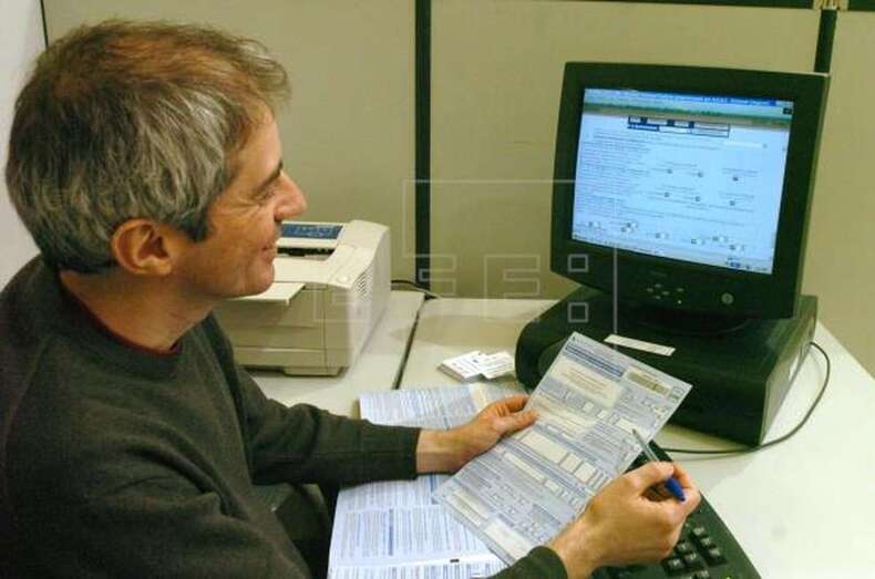 Un funcionario tramita una solicitud durante la Campaña de Renta (Foto EFE / José Huesca)